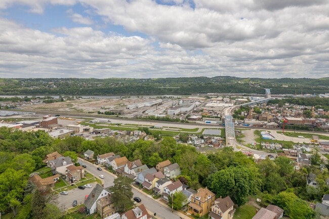 Building Photo - Stunning 2 Bedroom home in McKees Rocks available July 1!