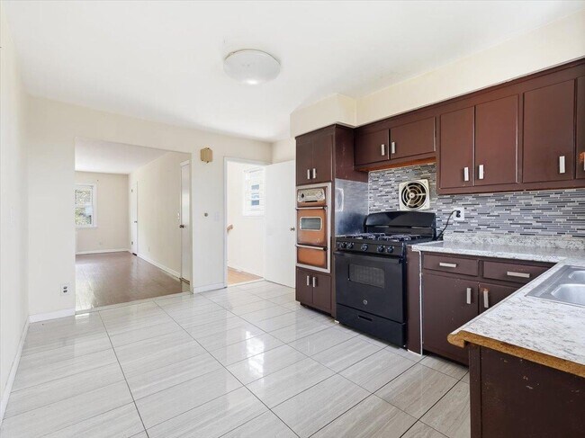 Building Photo - 648 Fairview Ave