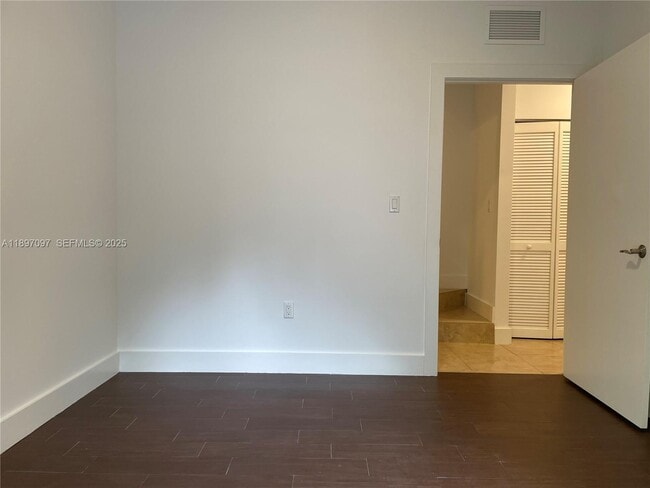 Building Photo - 2845 Coconut Ave