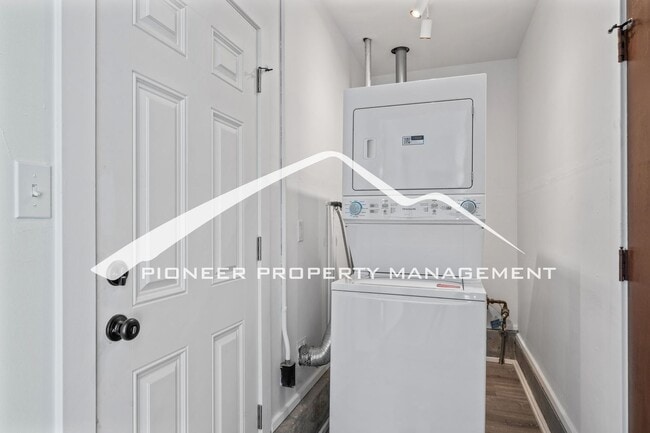 Building Photo - Stylishly Renovated Home with Enclosed Fence, AC and 1 Car Garage