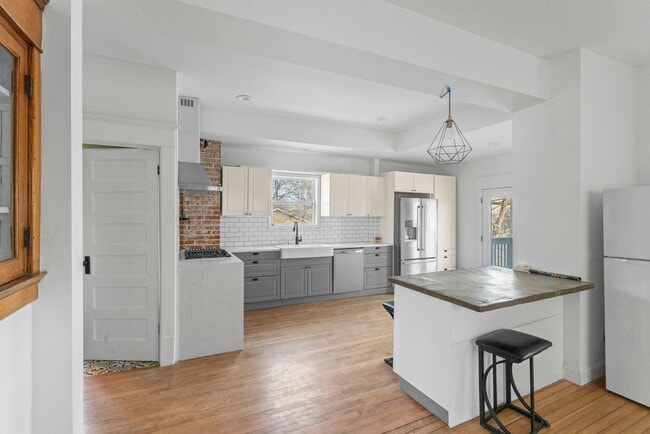 Building Photo - Historic Charm Meets Modern Living – Spacious 6-Bedroom in Prime KC Location! $3900.00