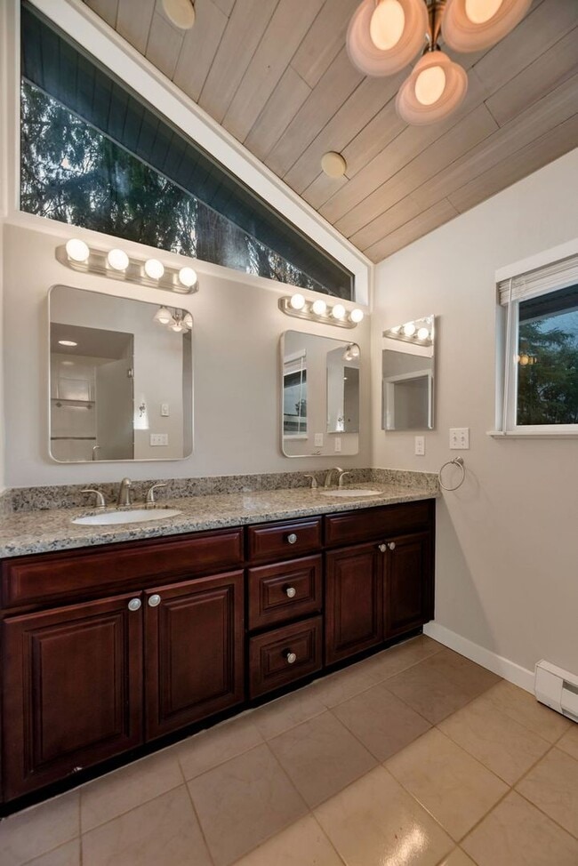 Building Photo - Woodridge Home 4bd 3ba great location!