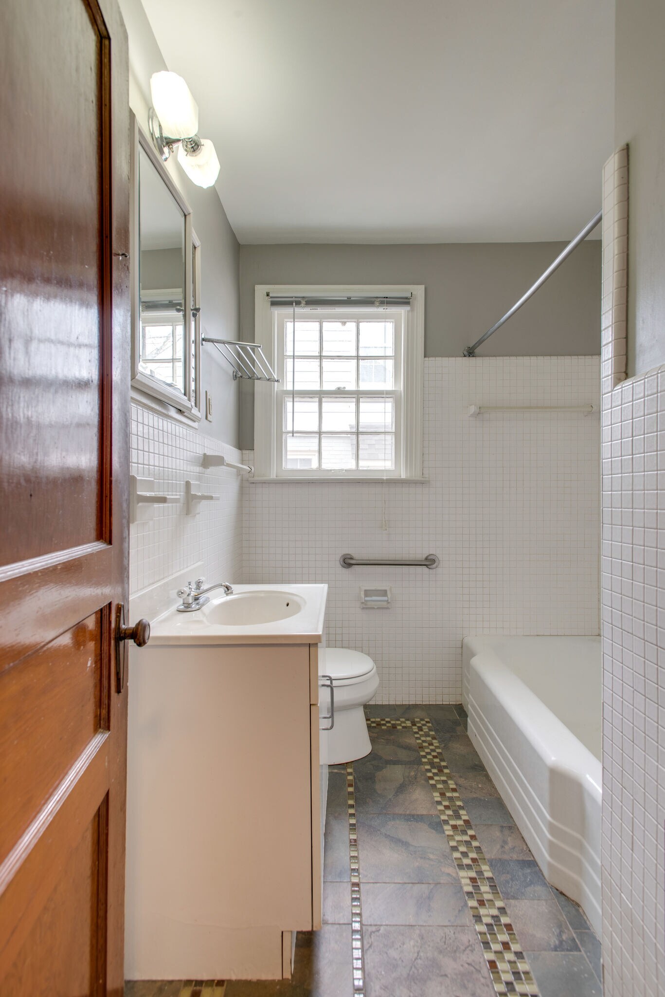 Building Photo - 253 Thuss Ave