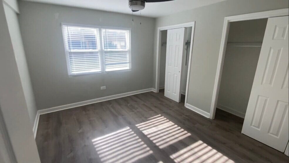 Building Photo - 1321 W Sherwin Ave