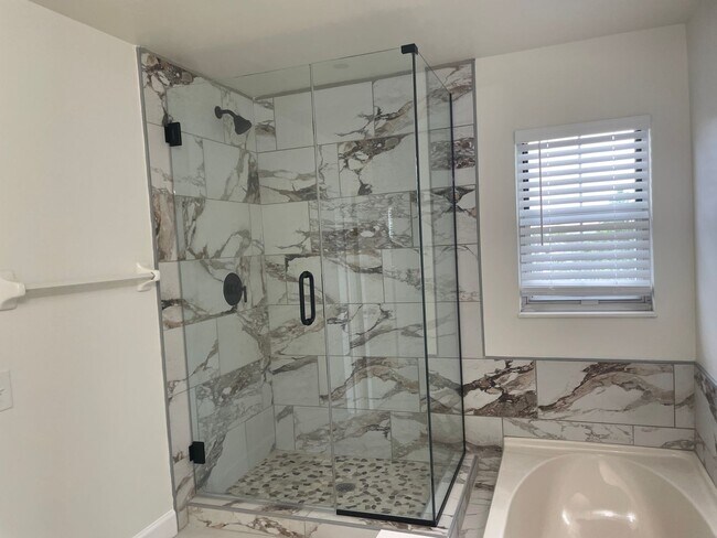 Building Photo - Beautiful 2 Bed, 1.5 Bath Townhome on the Edge of the Desirable Hill Neighborhood Available for Rent