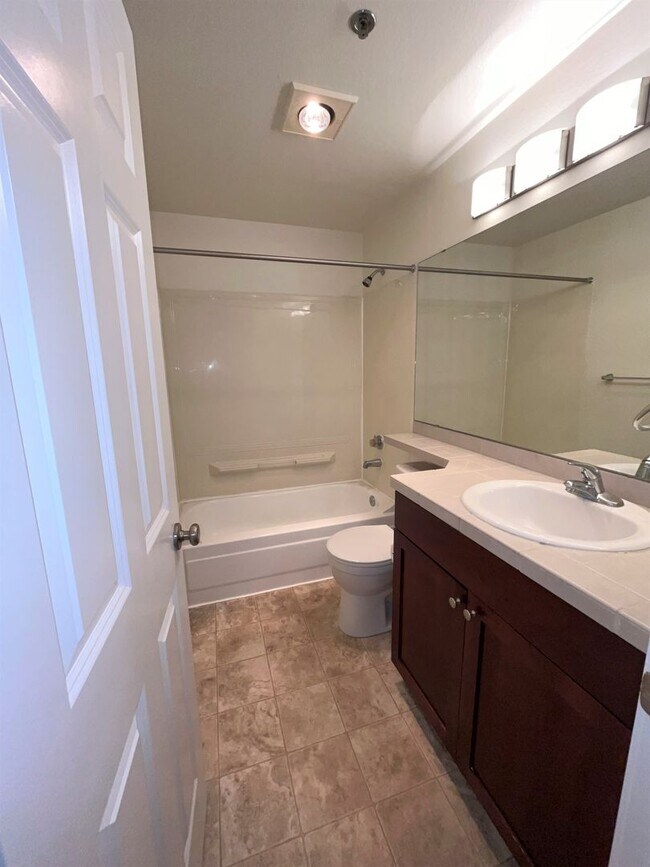 Building Photo - 039 - 2 bed, 2 bath condo minutes from Red...