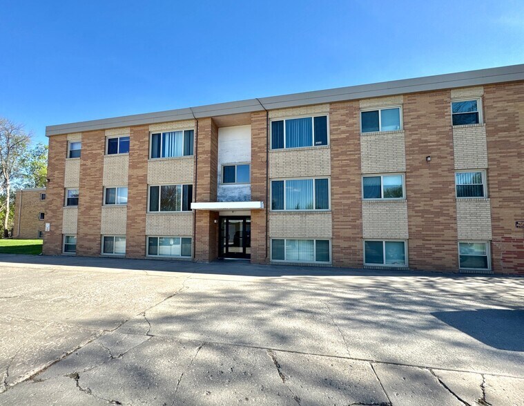 Building Photo - 908 8th St S