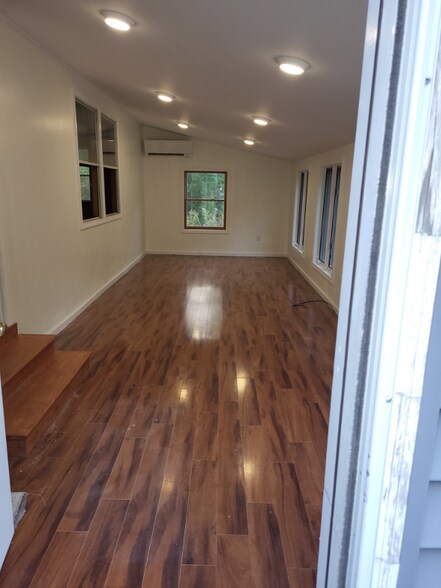Building Photo - 12 Breton Ln