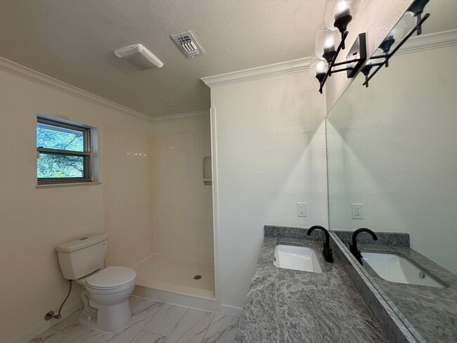 Building Photo - 3401 Oakridge Ln