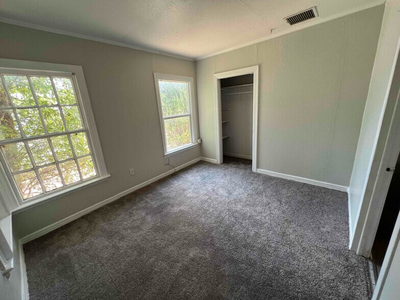 Building Photo - 310 College Dr