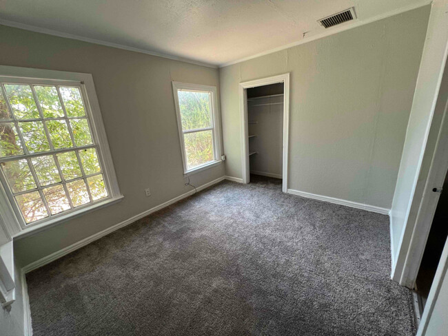 Building Photo - 310 College Dr