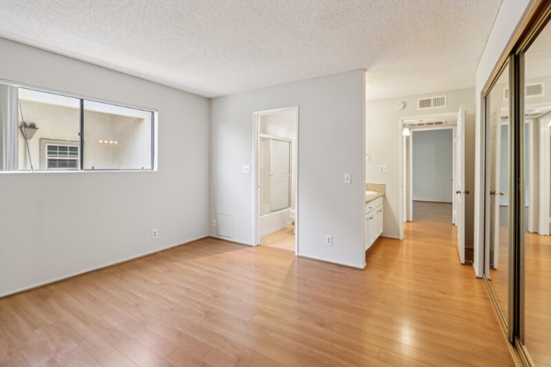 Building Photo - 725 E Providencia Ave