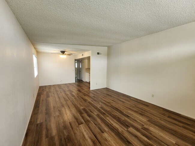Building Photo - Adorable 2 Bed, 2 Bath Home in a 55+ Commu...