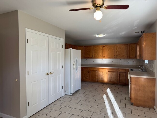 Building Photo - Charming Cul-de-Sac Home