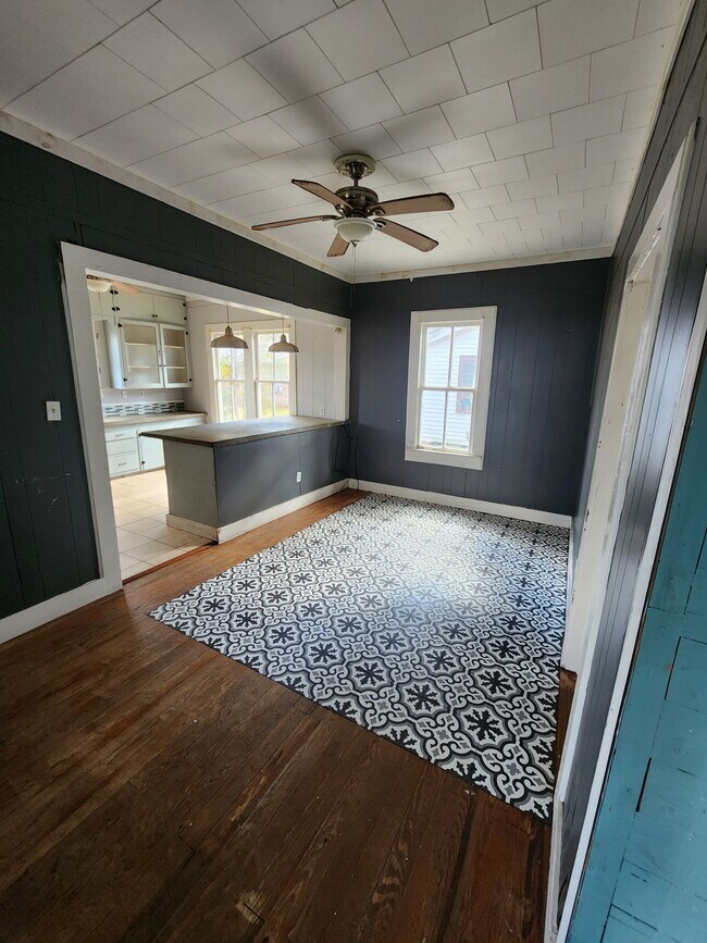 Building Photo - 517 Lasalle St