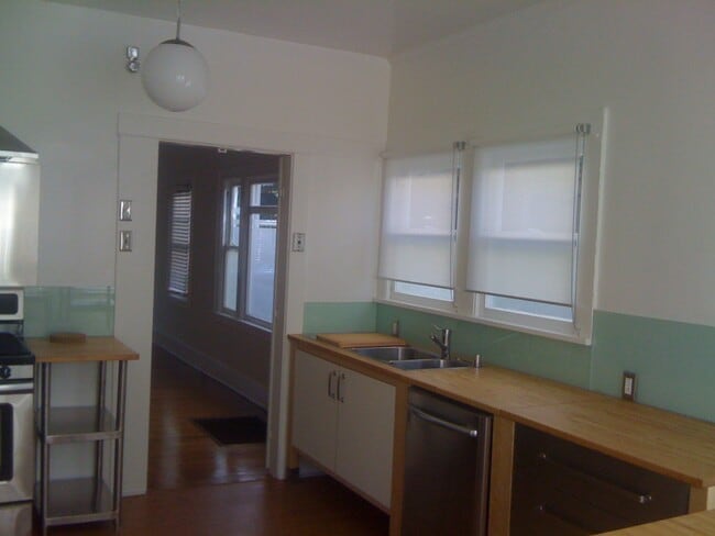 Kitchen dishwasher - 2022 N Bronson Ave