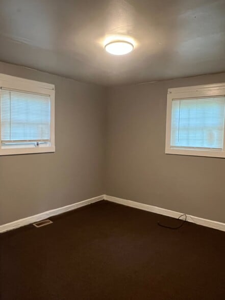 Building Photo - 812 31st Ave N