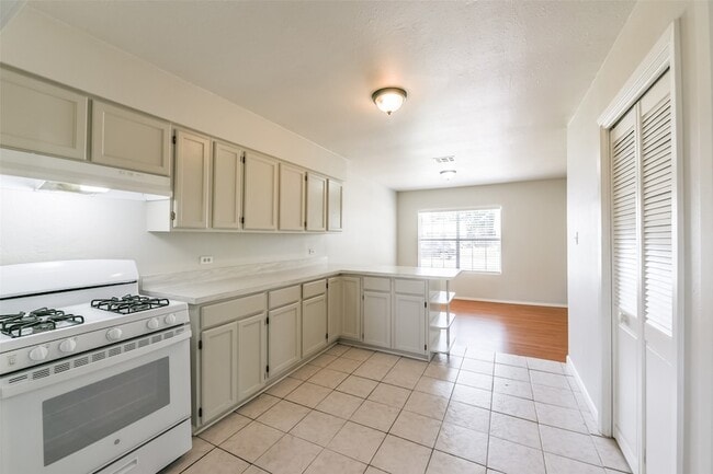 Building Photo - 5514 Vickita Dr