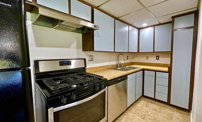 Quartz countertops on order but installed soon. - 532 Ebbtide Cir