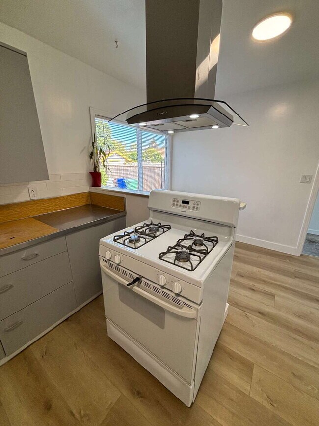 Building Photo - "Cozy Elegance Awaits: 3-Bed, 2-Bath Gem w...