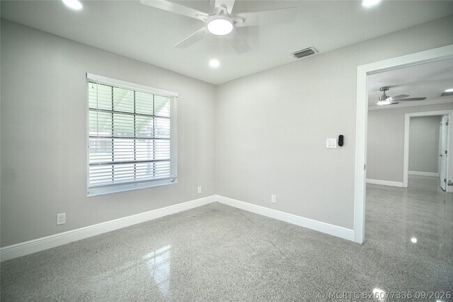 Building Photo - 917 SE 15th Ct