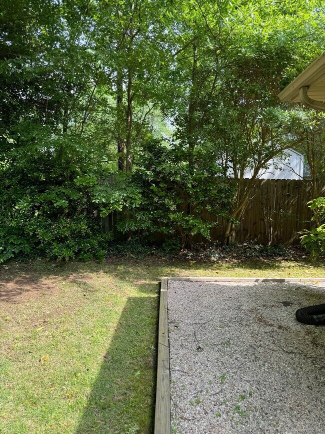 Building Photo - Charming 3 BR 1.5BA Brick & Vinyl Ranch