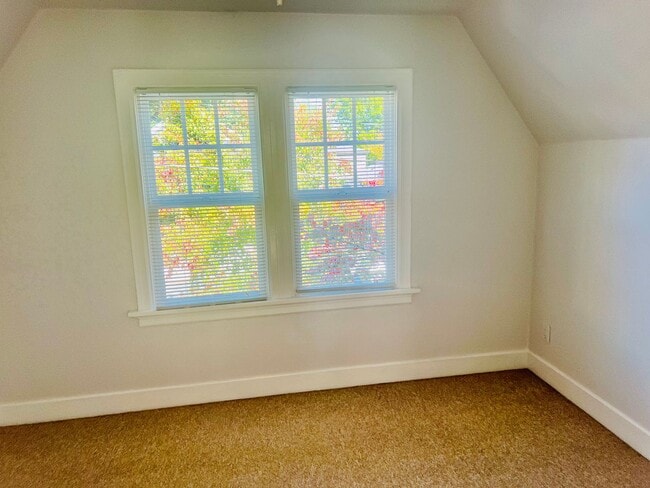 Building Photo - English Cottage Charmer meets Excellence