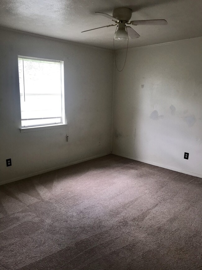 Building Photo - 3 Bedroom 2 Bath