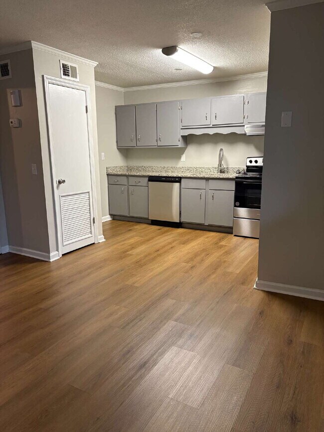 Building Photo - 105 P' Poole Ave #101: Red Bank 1Bed/1Bath Apartment w/ Laundry Units, Central AC, and Granite Co...