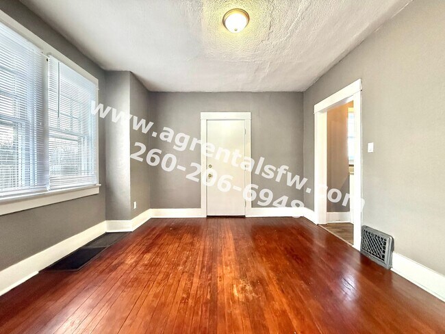 Building Photo - 3 Bedroom House