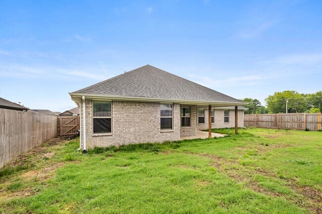 Building Photo - Spacious 4-Bedroom Home with Open Layout, ...