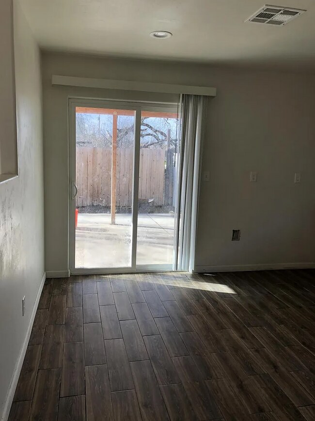 Building Photo - 308 Oswell St