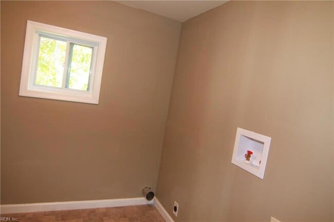 Building Photo - 1744 N Lakeland Dr