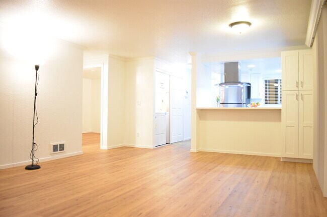 Building Photo - 7378 W Lake Sammamish Pky NE