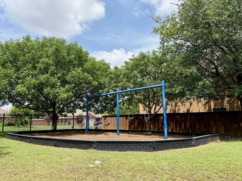 Building Photo - 15760 Scenic Rd