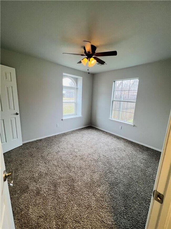 Building Photo - 3br 2ba home in the Shadowlake Subdivision!!