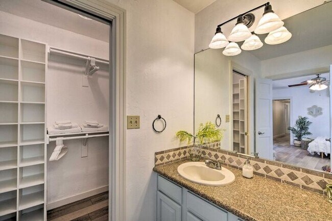 Building Photo - 4 Bed, 3 Bath, stunning home, located in t...