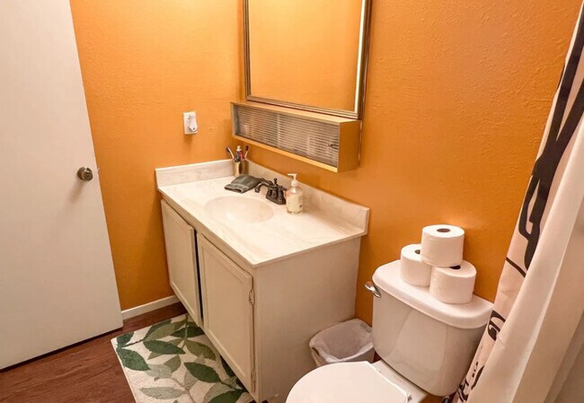 Building Photo - ONE BED ONE BATH UNIT AVAILABLE FOR RENT