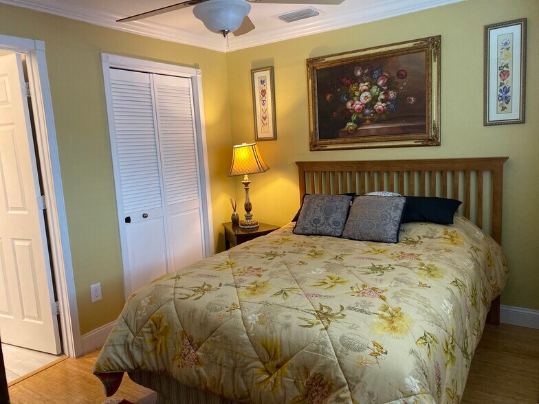 Building Photo - 493 Castle Dr