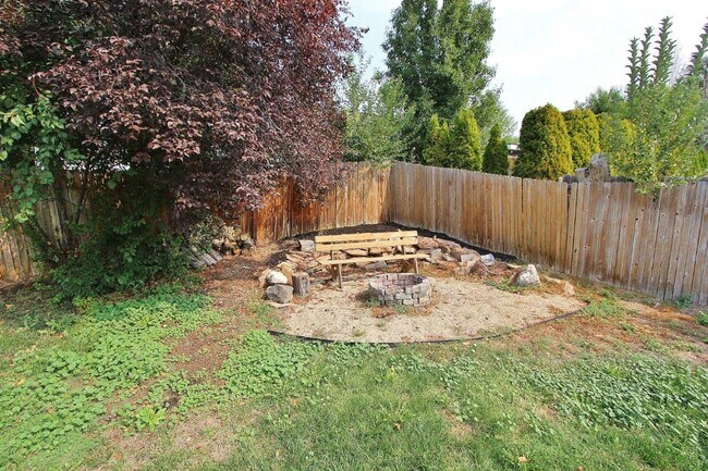 Building Photo - Lovely Single-Level Home