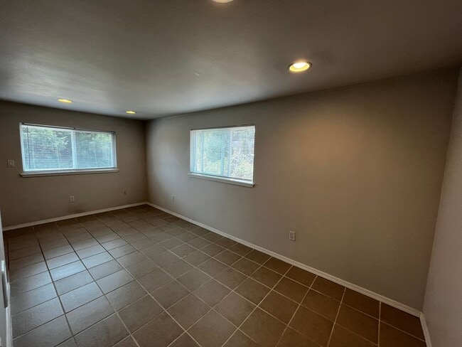 Building Photo - Affordable Single Bedroom Poulsbo Home w/G...