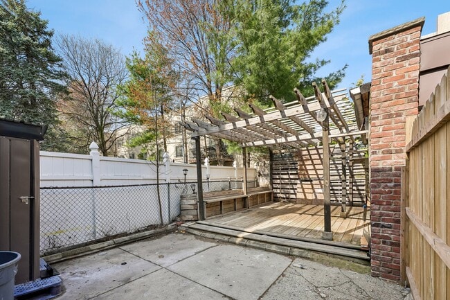 Building Photo - 7 Bender Pl