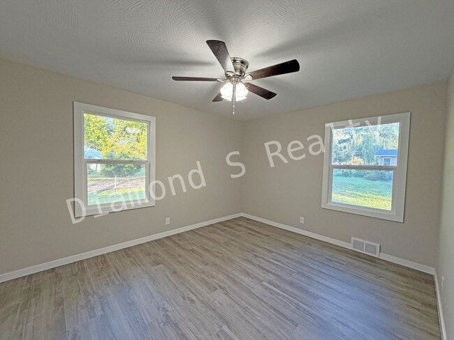 Building Photo - GREAT LOCATION - CLOSE TO NATIONAL AND SEM...