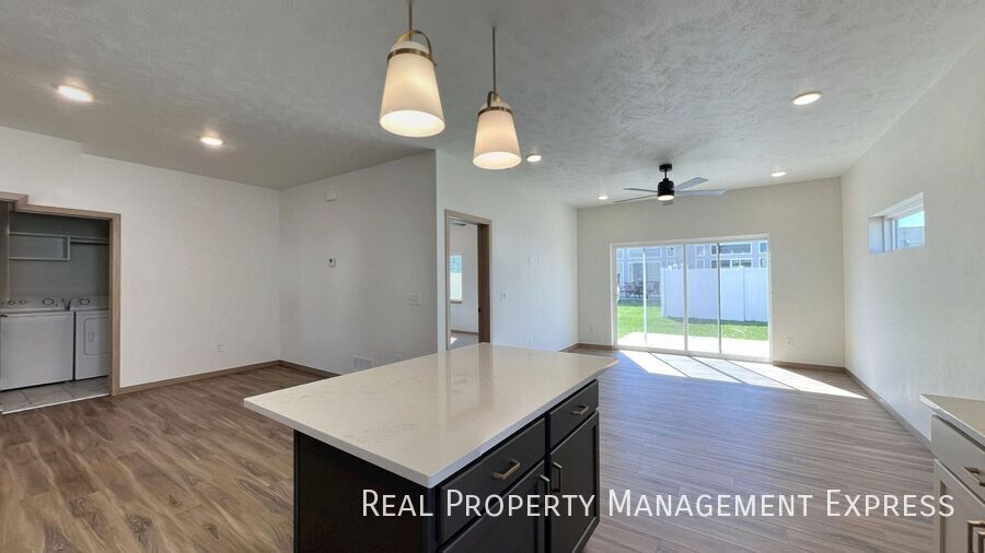 Building Photo - Modern 3-Bed, 2.5-Bath Home in West Sioux ...