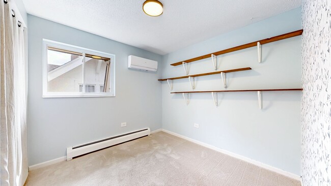 Building Photo - Adorable 2bd/1.5bth Townhome w/1 reserved parking space