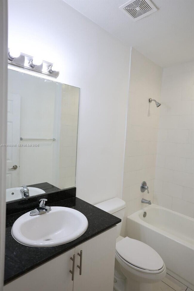 Building Photo - 405 E 7th St