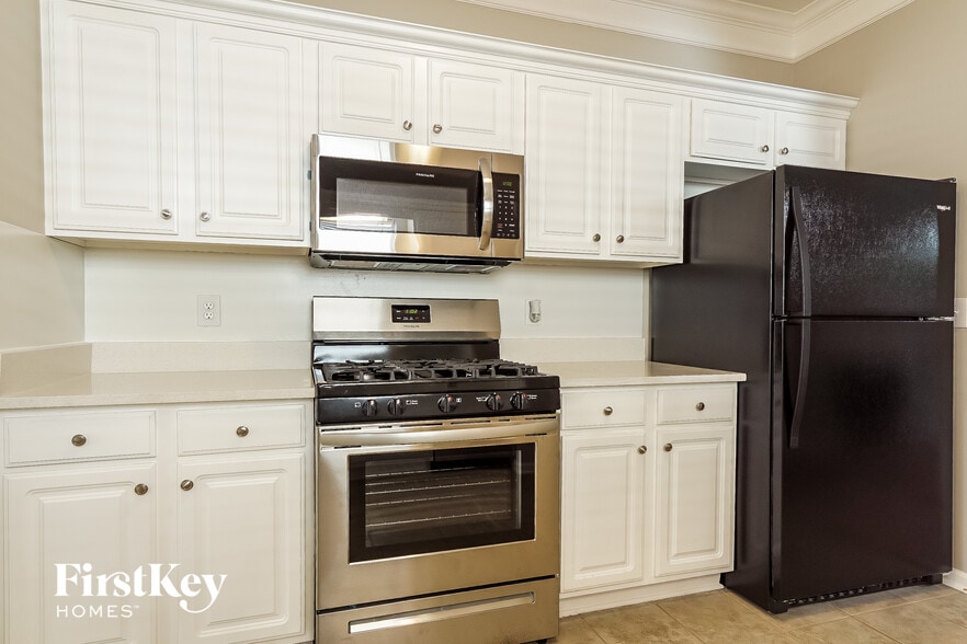 Building Photo - 9399 Brook Forest Cir