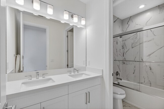 Building Photo - 9249 Crestview Cir