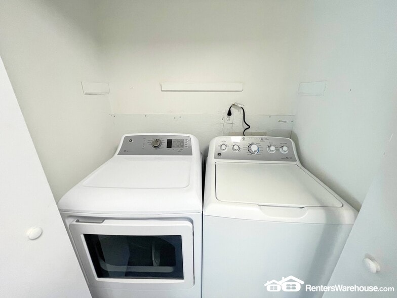 Building Photo - 5000 Dunderdale Ct