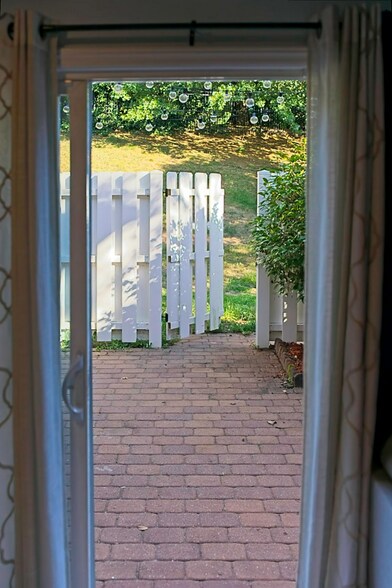 Building Photo - 2747 Tiergarten Ln